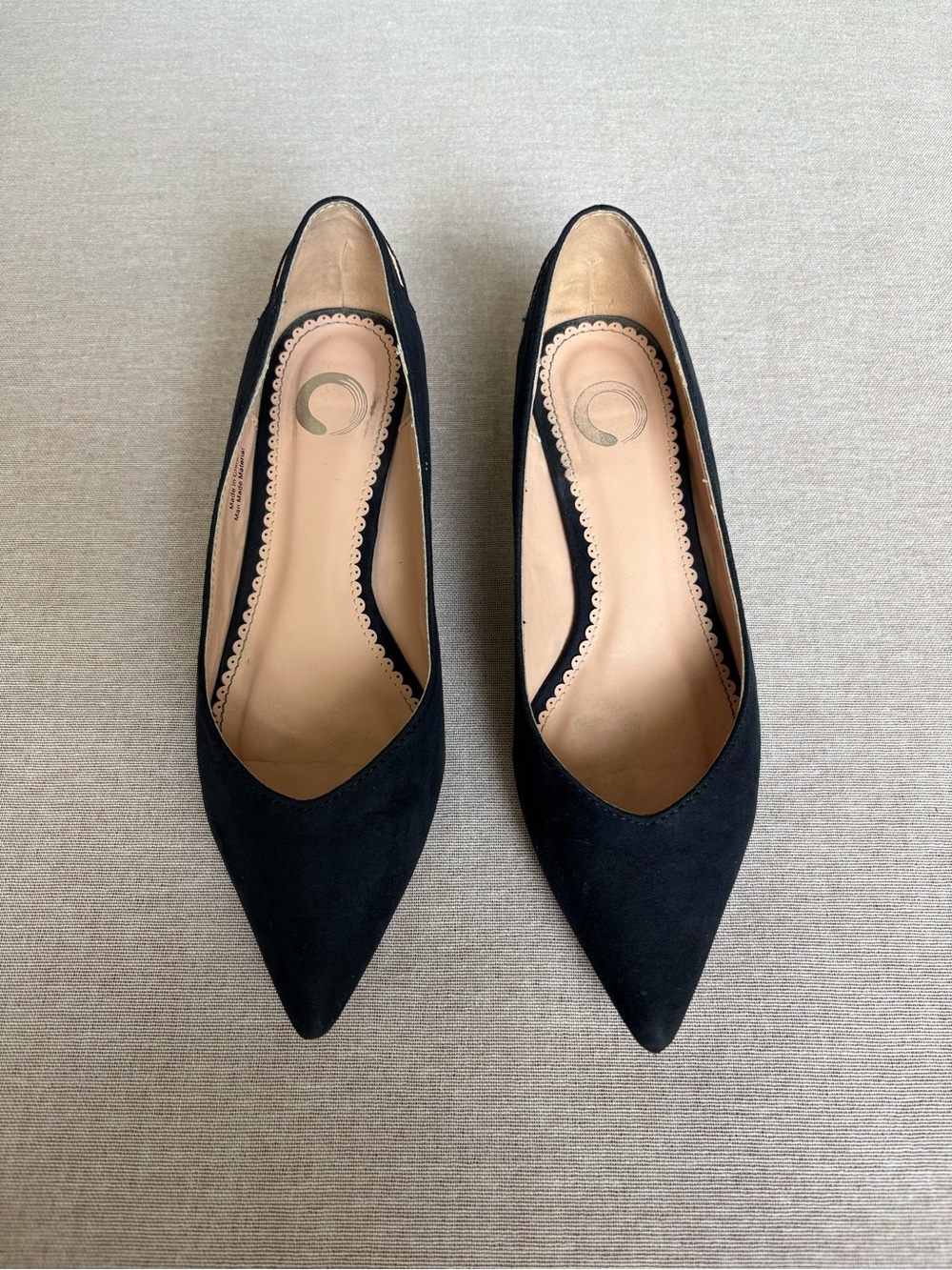 Journee Collection navy Goldie retro kitten heel pumps size 6 - Picture 2 of 14